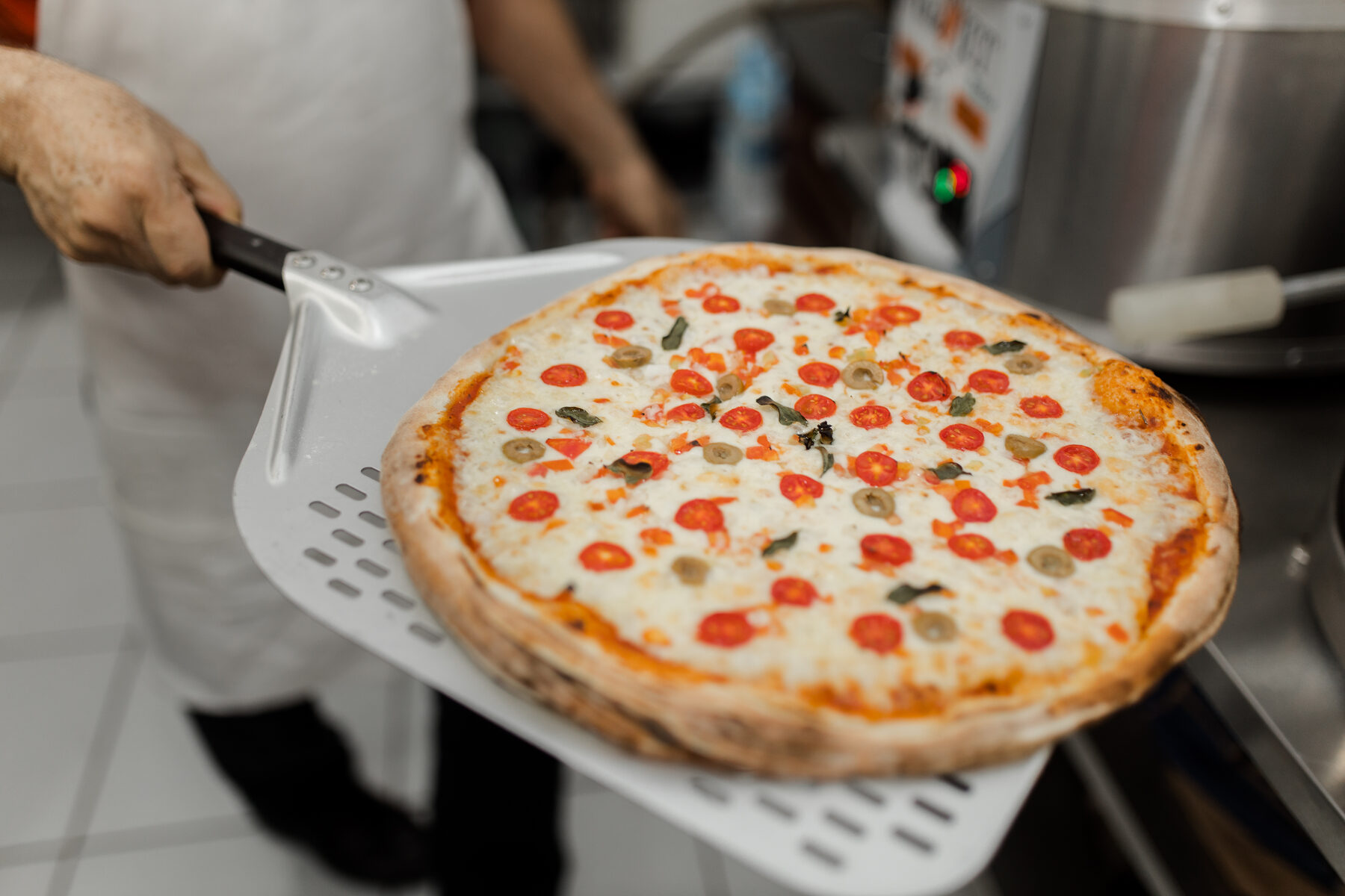Pizza da Cia Casero saindo na pá